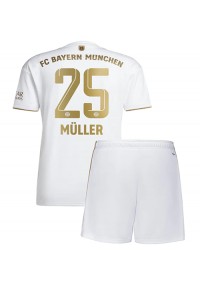 Bayern Munich Thomas Muller #25 Babyklær Borte Fotballdrakt til barn 2022-23 Korte ermer (+ Korte bukser)